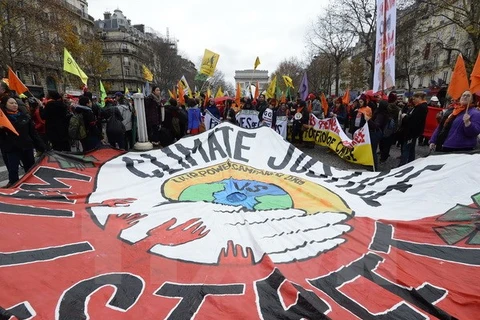 Tuần hành kêu gọi 'Công lý cho Khí hậu' tại Paris ngày 12/12. (Nguồn: AFP/TTXVN)