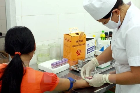 Nhân viên y tế tư vấn, xét nghiệm điều trị dự phòng cho người nhiễm HIV. (Ảnh: Dương Ngọc/TTXVN)