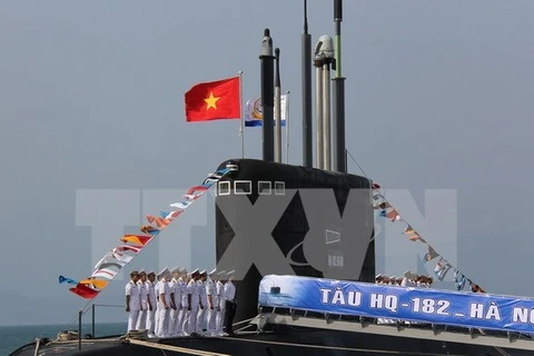 Lễ thượng cờ tàu ngầm Kilo mang tên HQ 182 Hà Nội (Ảnh: Tiên Minh/TTXVN)