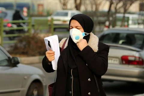 Một người phụ nữ Iran đeo khẩu trang khi cô bước vào một khu vực bị ô nhiễm nặng tại Tehran vào ngày 19/12. (Nguồn: yahoo)