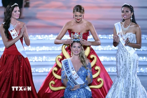 Hoa hậu Thế giới 2014 Jolene Strauss trao vương miện cho Hoa hậu Thế giới 2015 Mireia Lalaguna Rozo. (Nguồn: AFP/TTXVN)