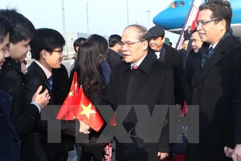 Chủ tịch Quốc hội Nguyễn Sinh Hùng tại sân bay quốc tế Bắc Kinh. (Ảnh: Nhan Sáng/TTXVN)