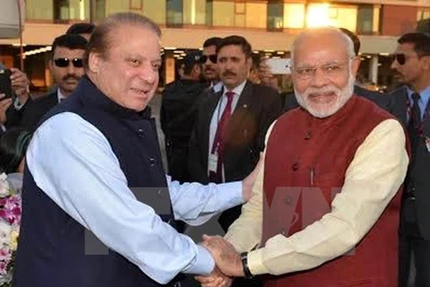 Thủ tướng Pakistan Nawaz Sharif (trái) đã có cuộc hội đàm với Thủ tướng Ấn Độ Narendra Modi (phải) vừa có chuyến thăm bất ngờ tới Islamabad. (Nguồn: THX/TTXVN) 