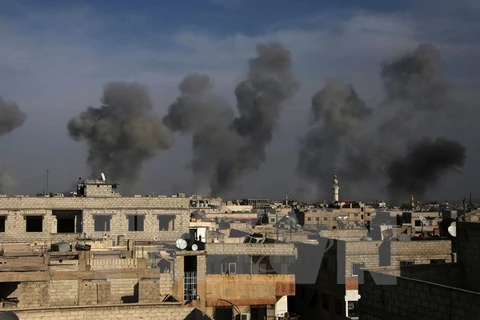 Khói bốc lên sau vụ không kích ở Douma ngày 13/12. (Nguồn: AFP/TTXVN)