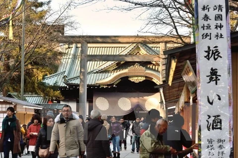 Người dân tới viếng đền Yasukuni ở thủ đô Tokyo nhân dịp Năm mới 2015. (Nguồn: AFP/TTXVN)