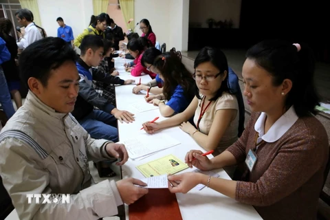 Người dân nhận phiếu đăng ký tiêm vắcxin Pentaxim cho trẻ tại Trung tâm Y tế dự phòng Đà Nẵng. (Ảnh: Trần Lê Lâm/TTXVN)