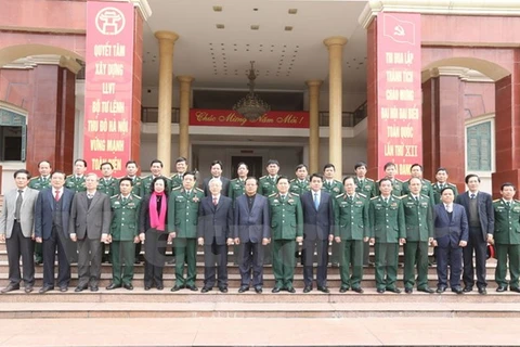 Tổng Bí thư Nguyễn Phú Trọng, Bí thư Quân uỷ Trung ương và các đại biểu với cán bộ, chiến sỹ Bộ Tư lệnh Thủ đô Hà Nội. (Ảnh: Trí Dũng/TTXVN)