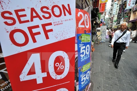 Quảng cáo hạ giá tại một cửa hàng ở trung tâm thủ đô Seoul. (Ảnh: AFP/TTXVN)