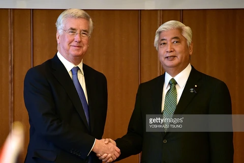 Bộ trưởng Quốc phòng Nhật Bản (phải) và người đồng cấp Anh tại buổi gặp. (Nguồn: getty)