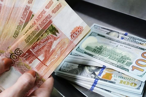 ​Tỷ giá đồng ruble so với đồng USD đã rơi xuống mức 76,31 ruble/USD. (Nguồn: Sputnik)