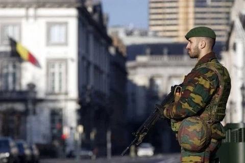 Cảnh sát vũ trang của Bỉ đứng gác ở trung tâm thủ đô Brussels. (Nguồn: AFP) 