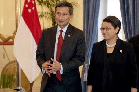 Bộ trưởng Ngoại giao Singapore Vivian Balakrishnan và người đồng cấp Indonesia bà Retno Marsudi tại buổi gặp. (Nguồn: thejakartapost)