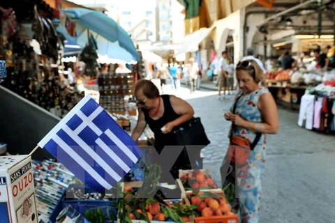 Người dân Hy lạp mua sắm tại một cửa hàng ở thành phố Thessaloniki ngày 20/7. (Nguồn: AFP/TTXVN)