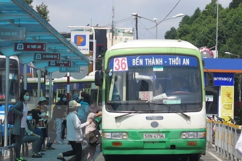 Hành khách đón xe buýt tại Bến Thành (Quận 1). (Ảnh: Hoàng Hải/TTXVN)