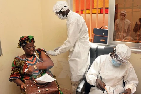 Nhân viên y tế WHO tiêm vắcxin phòng Ebola cho người dân. (Nguồn: AFP/TTXVN)