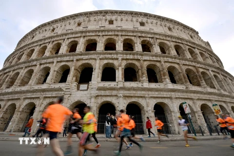 Khu di tích Đấu trường Colosseum cổ tại thủ đô Rome. (Nguồn: AFP/TTXVN)