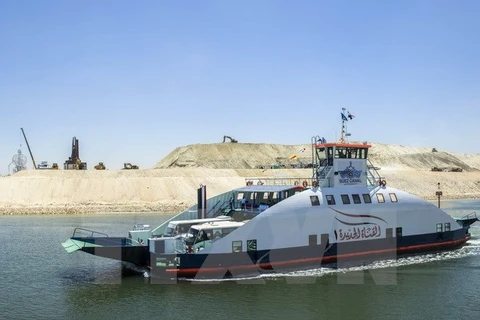 Tàu thuyền vận hành trên kênh đào Suez mới tại thành phố cảng Ismailiya, phía đông thủ đô Cairo. (Nguồn: AFP/TTXVN)
