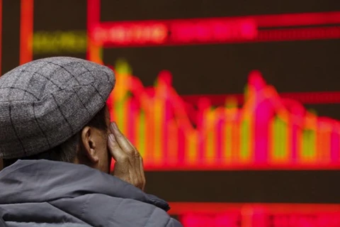 Nhà đầu tư theo dõi chỉ số tại thị trường chứng khoán Hang Sheng. (Ảnh: Reuters)