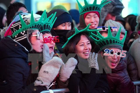 Du khách tại quảng trường Thời đại tại New York. (Nguồn: AFP/TTXVN) 