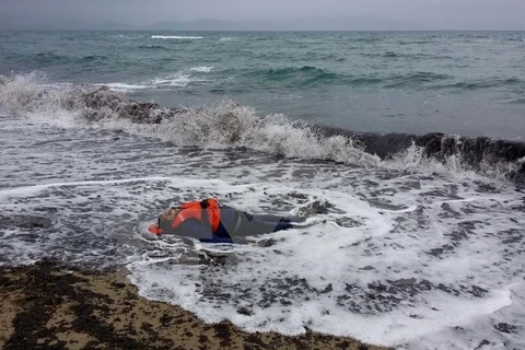 Thi thể của một người di cư gặp nạn tại bờ biển Izmir ở quận Dikili, Thổ Nhĩ Kỳ. (Nguồn: AFP/TTXVN)