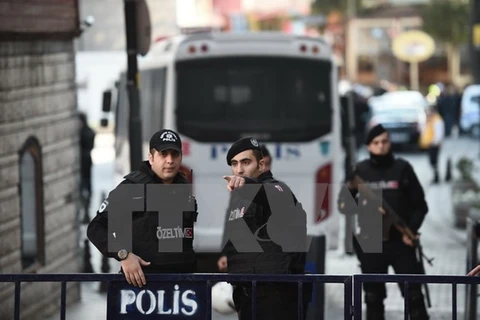 Cảnh sát Thổ Nhĩ Kỳ tại hiện trường một vụ đánh bom. (Ảnh: AFP/TTXVN)