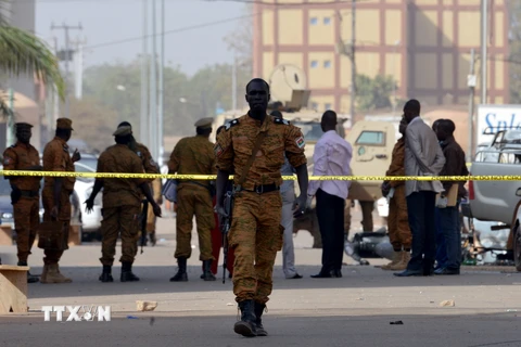 Binh sỹ và cảnh sát Burkina Faso gác bên ngoài khách sạn Splendid và nhà hàng Capuccino ở Ouagadougou ngày 17/1. (Nguồn: AFP/TTXVN)