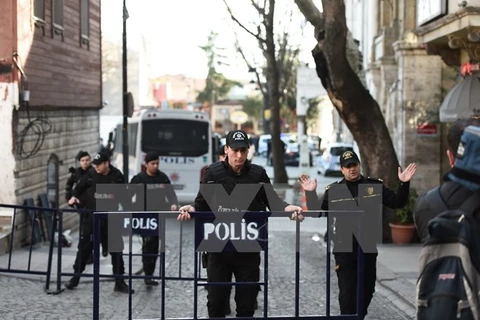 Cảnh sát Thổ Nhĩ Kỳ phong tỏa khu vực Sultanahmet ở Istanbul ngày 12/1. (Ảnh: AFP/TTXVN)