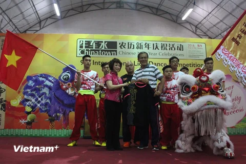 Đội múa Lân Tinh Anh Đường của Việt Nam trước khi thi đấu. (Ảnh: PV Vietnam+)
