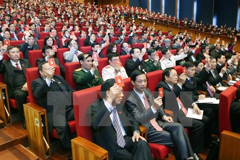 Các đại biểu biểu quyết thông qua Chương trình Đại hội đại biểu toàn quốc lần thứ XII của Đảng. (Nguồn: TTXVN)