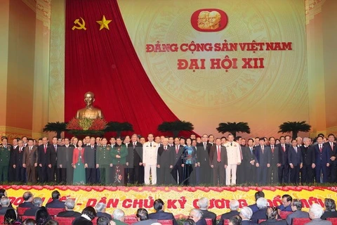 Tổng Bí thư Nguyễn Phú Trọng cùng Ban Chấp hành Trung ương khóa XII ra mắt Đại hội. (Nguồn: TTXVN)