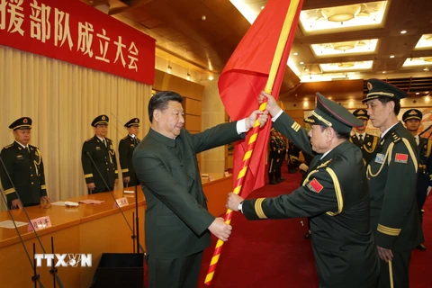 Chủ tịch nước Trung Quốc Tập Cận Bình (trái) đã trao quân kỳ cho Bộ Tổng tư lệnh Lục quân Quân Giải phóng nhân dân (PLA). (Nguồn: THX/TTXVN)