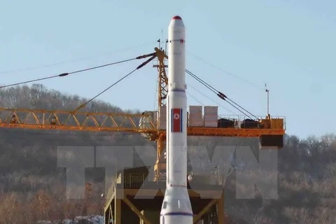 Tên lửa đẩy mang theo vệ tinh rời bệ phóng ở Sohae, khu vực mà Bình Nhưỡng tuyên bố sẽ phóng vệ tinh trong khoảng thời gian từ ngày 8-25/2/2016. (Nguồn: Yonhap/TTXVN)