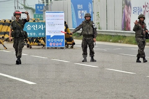 Binh sỹ Hàn Quốc kiểm soát tại lối vào khu công nghiệp Keasong. (Nguồn: AFP/TTXVN)