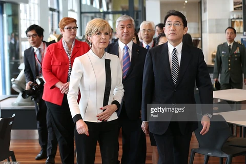 Ngoại trưởng Nhật Bản Fumio Kishida (phải) và người đồng cấp Australia Julie Bishop tại một buổi gặp. (Nguồn: Getty Images)