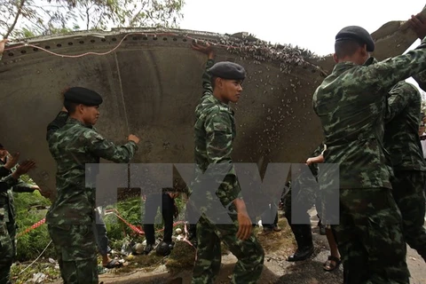 Binh sỹ Thái Lan chuyển mảnh vỡ được ngư dân tìm thấy trên bờ biển ở Nakhon Si Thammarat, miền nam Thái Lan, ngày 25/1. (Nguồn: AFP/TTXVN)