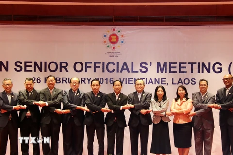 Thứ trưởng Bộ Ngoại giao Lê Hoài Trung, Trưởng đoàn Việt Nam (thứ năm từ trái sang) và các Trưởng SOM chụp ảnh chung tại hội nghị. (Ảnh: Phạm Kiên/TTXVN)