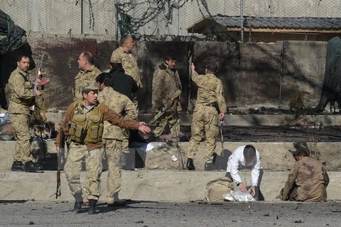 Nhân viên an ninh Afghanistan điều tra tại hiện trường vụ đánh bom đồn cảnh sát. (Nguồn: AFP/TTXVN) 