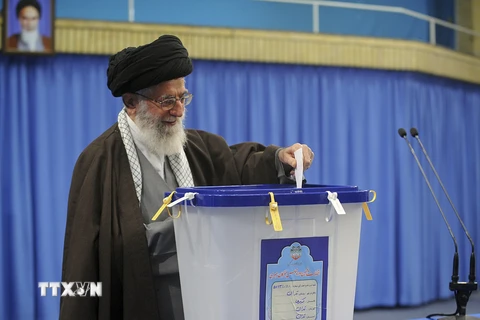 Lãnh tụ tối cao Iran Ayatollah Ali Khamenei bỏ phiếu tại một điểm bầu cử ở thủ đô Tehran. (Nguồn: THX/TTXVN)