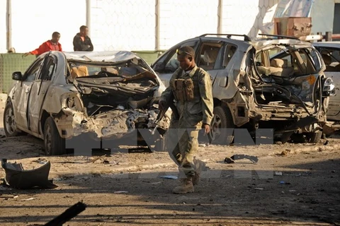 Binh sỹ Somalia điều tra tại hiện trường vụ tấn công ở Lido, Mogadishu. (Ảnh: AFP/TTXVN)