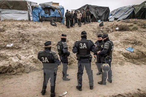 Cảnh sát chống bạo động Pháp tuần tra tại trại tị nạn 'Jungle.' (Nguồn: AFP/TTXVN)