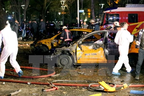 Lực lượng chức năng làm nhiệm vụ tại hiện trường vụ nổ bom ở Ankara ngày 13/3. (Nguồn: AFP/TTXVN)