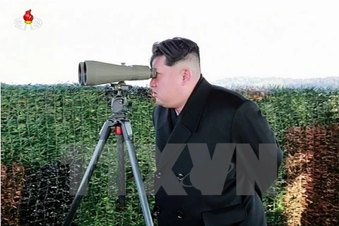 Nhà lãnh đạo Triều Tiên Kim Jong-un thị sát cuộc thử nghiệm một loại vũ khí chống tăng mới ngày 28/2 .(Nguồn: AFP/TTXVN)