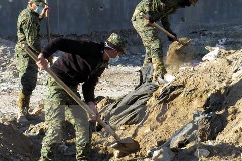 Cảnh sát Iraq khai quật mộ tập thể ở Ramadi ngày 26/1. (Nguồn: AFP/TTXVN)