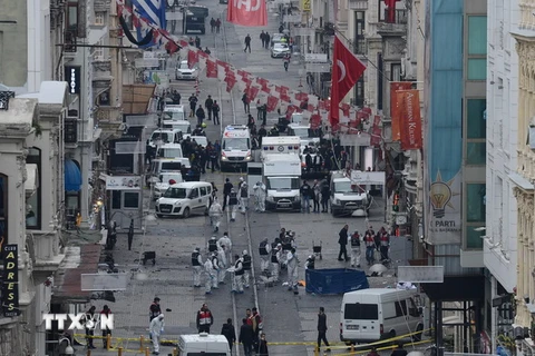 Cảnh sát và lực lượng chức năng Thổ Nhĩ Kỳ điều tra tại hiện trường vụ nổ ở Istiklal ngày 19/3. (Nguồn: AFP/TTXVN)