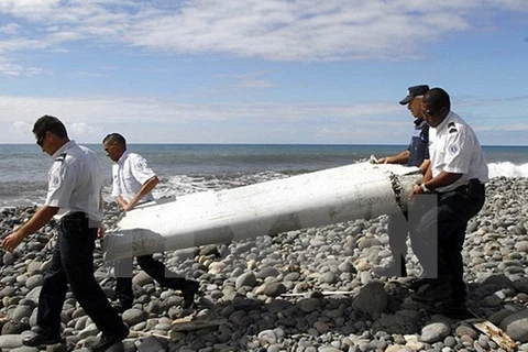 Mảnh vỡ nghi của máy bay MH370 được tìm thấy trên đảo Reunion, Pháp. (Nguồn: AP/TTXVN) 