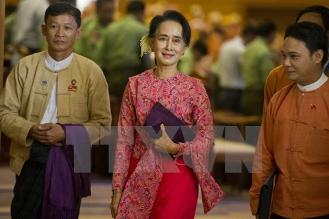 Bà Aung San Suu Kyi (giữa), lãnh đạo đảng Liên đoàn quốc gia vì dân chủ (NLD), sau khi tham dự phiên họp Hạ viện tại thủ đô ngày 1/2. (Ảnh: AFP/TTXVN)