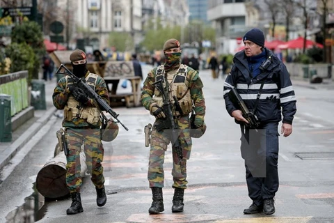 Binh sỹ và cảnh sát Bỉ tuần tra trên đường phố trung tâm thủ đô Brussels. (Nguồn: THX/TTXVN)