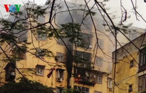 Hà Nội: Dập tắt đám cháy do chập điện tại chung cư Đền Lừ I 