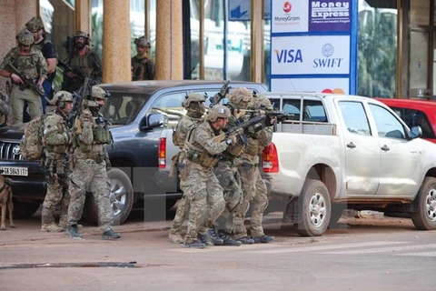 Lực lượng đặc nhiệm Pháp rà soát tại một khu vực vừa bị tấn công khủng bố. (Nguồn: AFP/TTXVN)