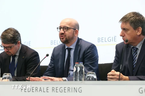 Thủ tướng Charles Michel (giữa) trong cuộc họp báo tại Brussels ngày 22/3. (Nguồn: AFP/TTXVN)